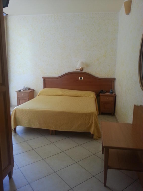 Hotel Mistef Falerna Pokoj fotografie