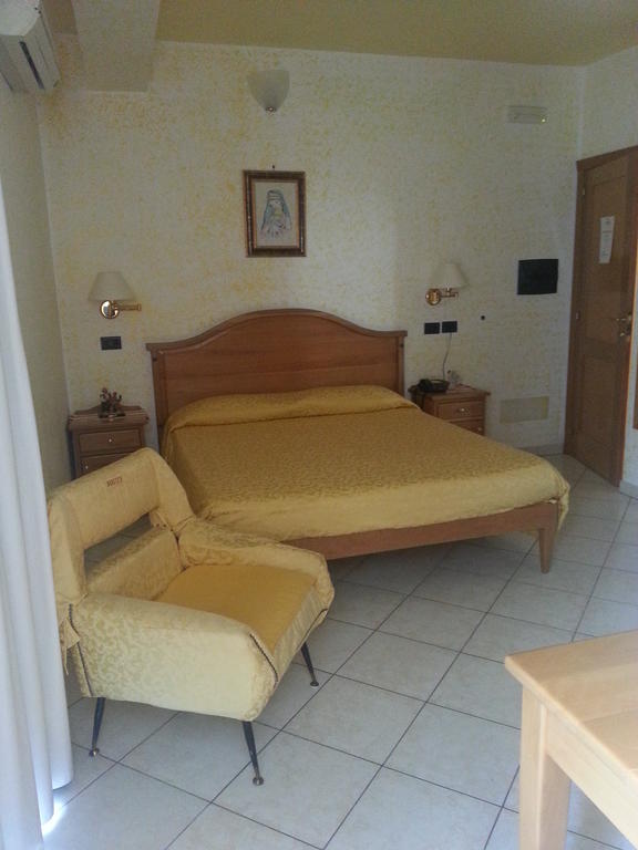 Hotel Mistef Falerna Pokoj fotografie